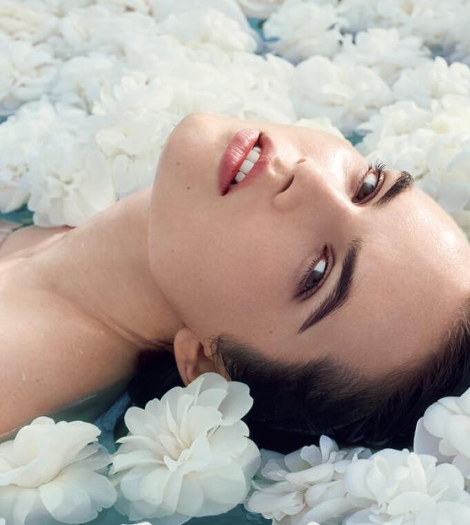 CHANEL HYDRA BEAUTY Camellia Water Cream 2019 Review | Chic moeY CHANEL HYDRA BEAUTY Camellia Water Cream 2019 Review | Chic moeY