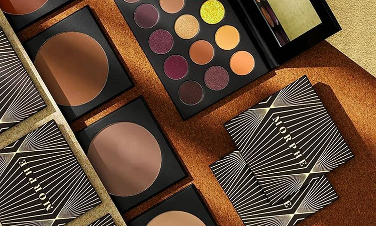 MORPHE GLAMABRONZE FACE BODY BRONZER 18S SUNSET BEATS ARTISTRY PALETTE 748x450 - MORPHE GLAMABRONZE FACE & BODY BRONZER + 18S SUNSET BEATS ARTISTRY PALETTE