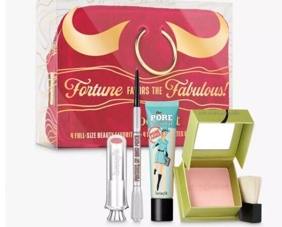 FL6N@OJ8R2EA@250XW 559x450 - Benefit Fortune Favors the Fabulous Lunar New Year Gift Set