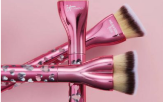 1 12 320x200 - IT Cosmetics Love is the Foundation Brush