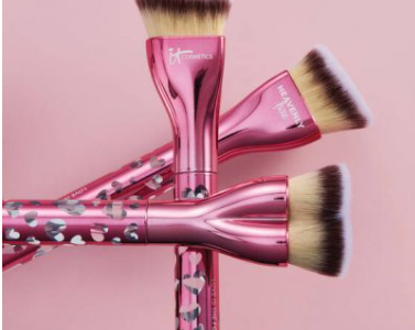 1 12 377x300 - IT Cosmetics Love is the Foundation Brush